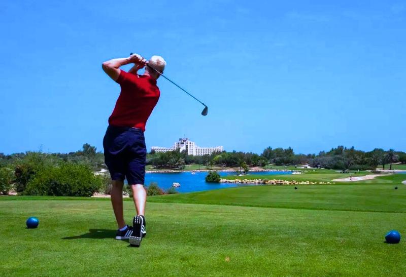 Muž hrajúci golf v Jabel Ali Golf Club. Dubaj. SAE.