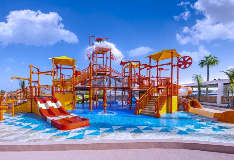 Detský splash park hotela JA Beach. SAE.