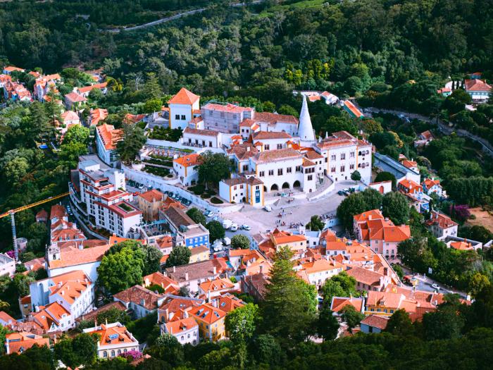 Sintra - mesto krásnych historických palácov a domov v kopcovitom teréne. Portugalsko.