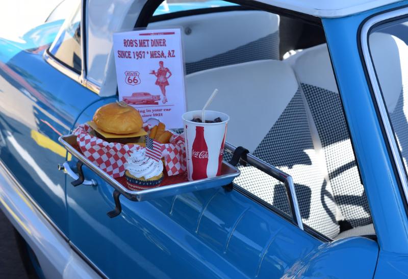 Americký hamburger a auto.