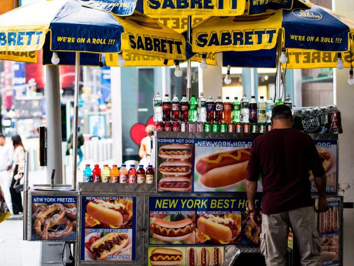 Pouličný stánok s hot dogmi v New Yorku.