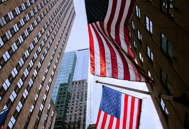 Rockefellerove centrum a americké vlajky.