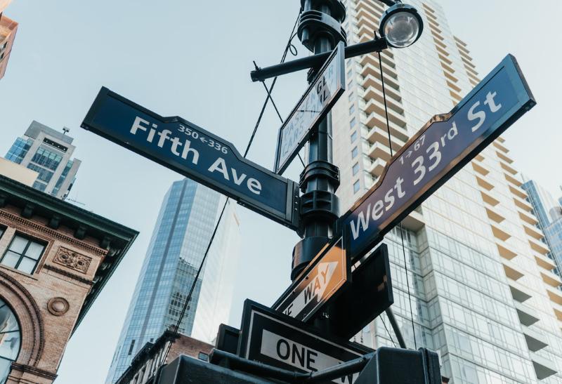 Tabuľa s označením Fifth Avenue v New Yorku