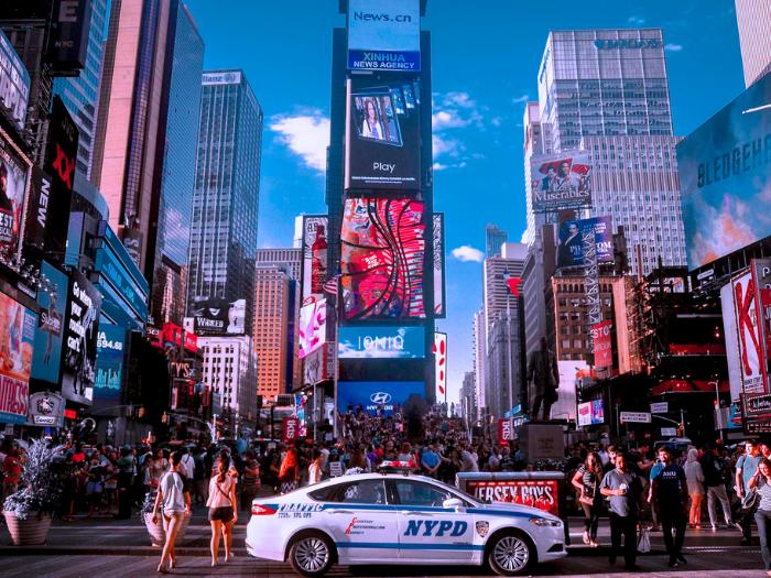 Rušné námestie Times Square v New Yorku plné ľudí.