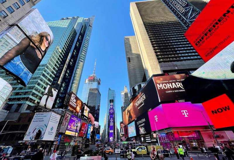 Times Square v New Yorku plné reklám.