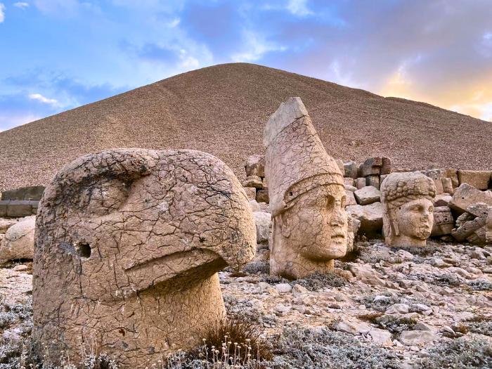 Hora Nemrut s kamennými hlavami. Turecko.