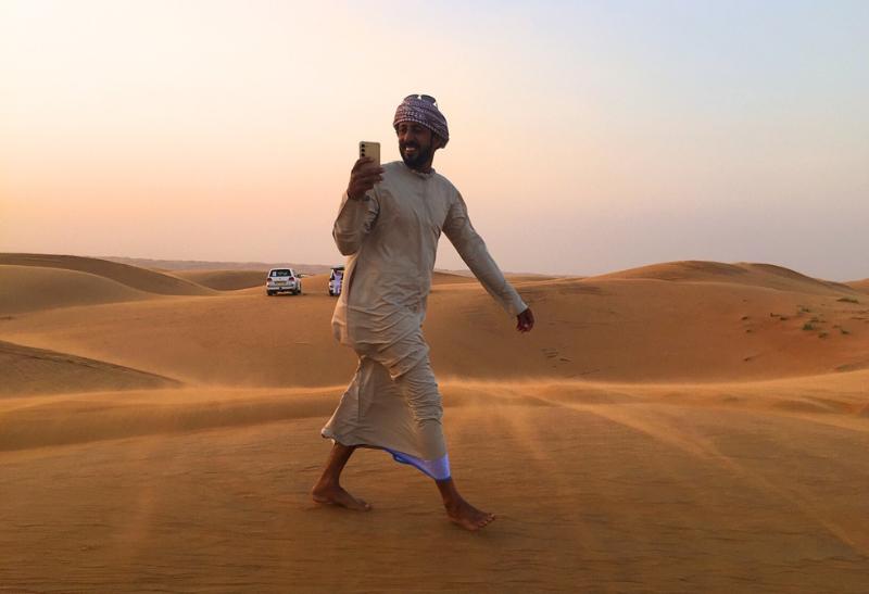 Ománsky šofér na púšti Wahiba Sands. Omán.