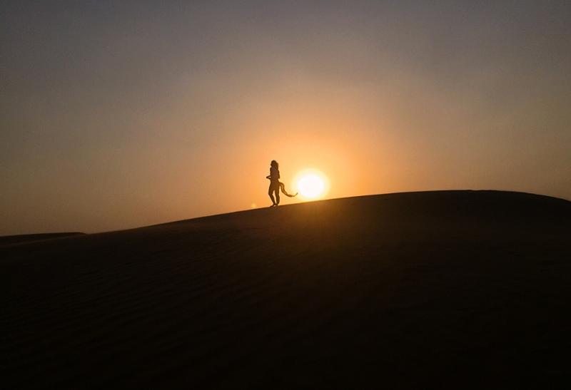 Západ slnka na púšti Wahiba Sands. Omán.