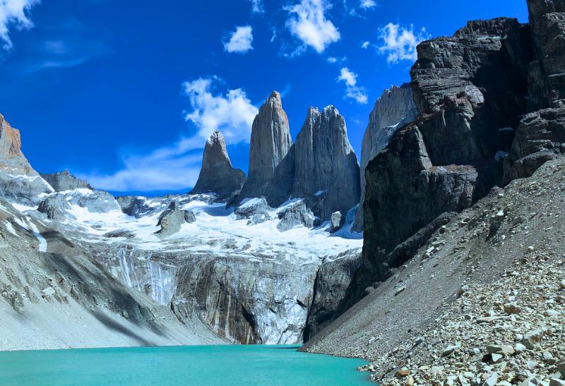 Mohutné žulové štíty Torres del Paine a smaragdové jazero. Chile.