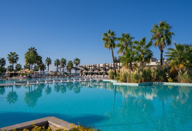 Exteriér a bazén hotela Paloma Orenda Resort. Turecko.