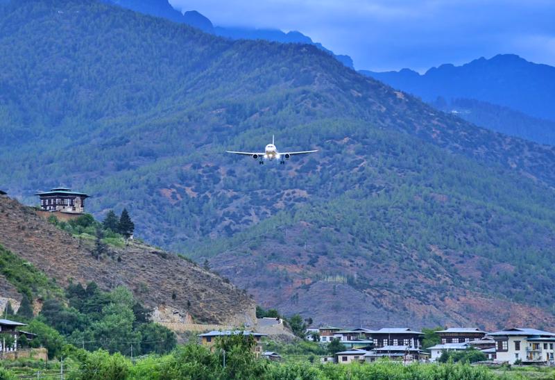 Pristávanie lietadla v Paro. Bhután