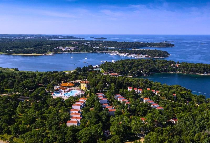 Plava Laguna - zelené pobrežie a krásne more. Chorvátsko.