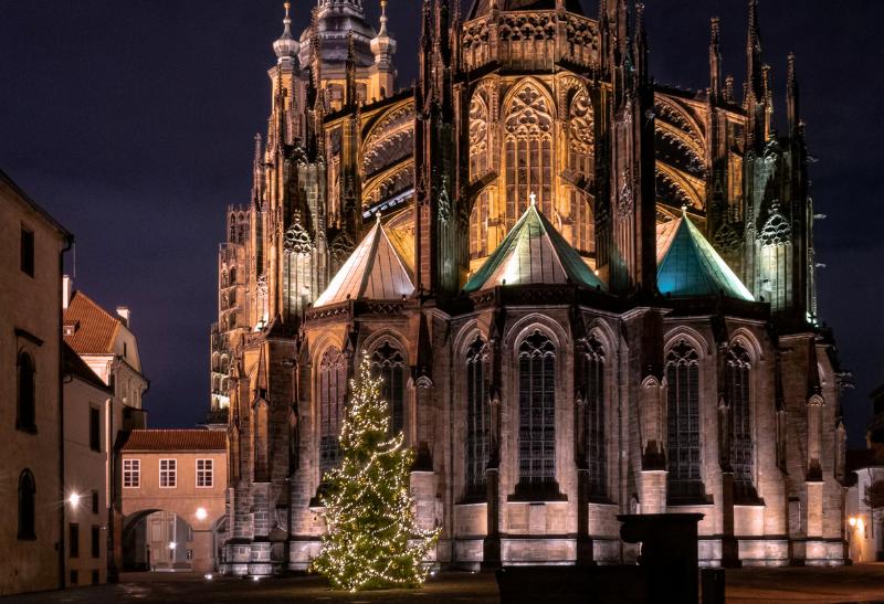 Vysvietená katedrála sv. Víta a vianočný stromček počas noci. Praha.