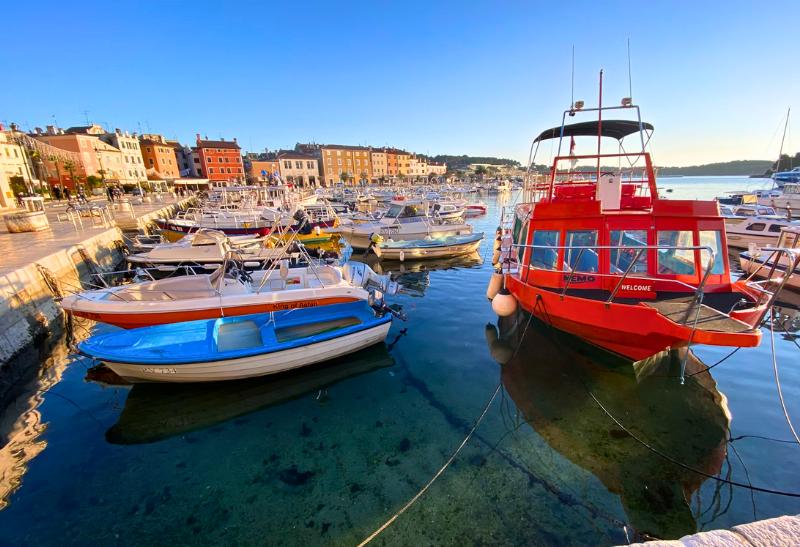 Nábrežie a lode v meste Rovinj. Chorvátsko.