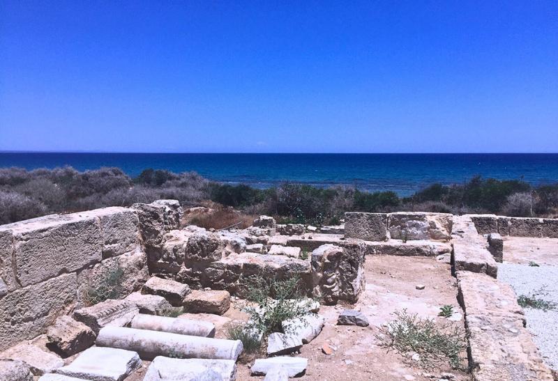 Antické mesto Salamis a výhľad na more. Sevrný Cyprus.