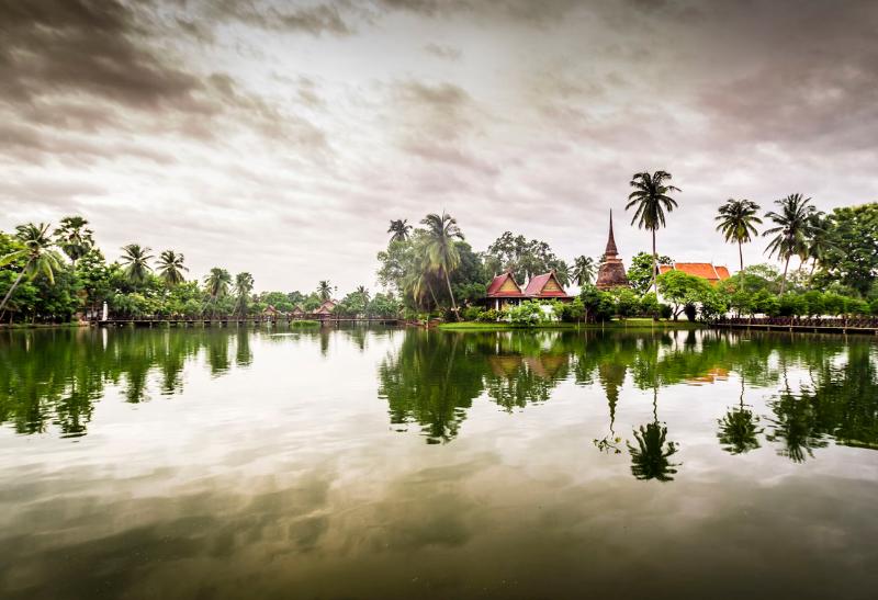 Ráno po daždi pri jazere v archeologickej lokalite Sukhothai