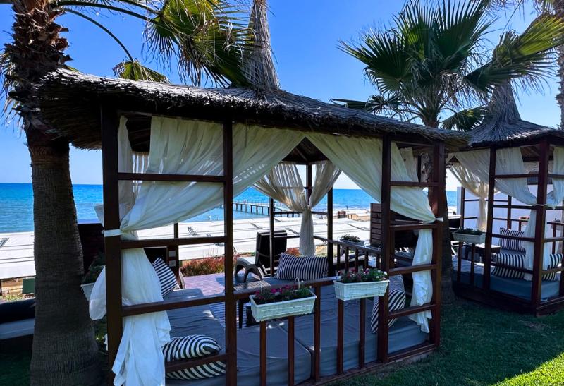 Drevená cabana a pláž priamo pred hotelom Turan Prince. Turecko