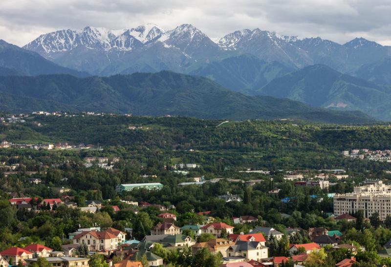 Domy a pohorie v Kazachstane.