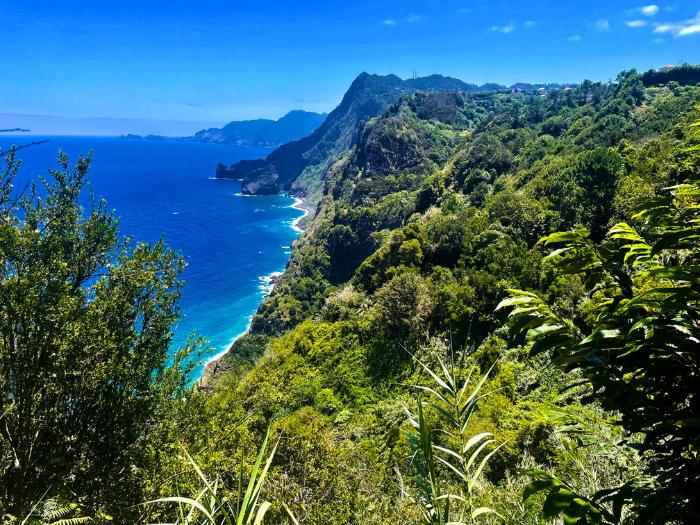 Vyhliadka na východnú stranu ostrova Madeira, oceán a strmé útesy.