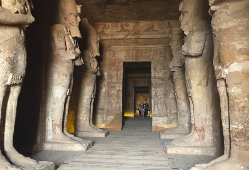 Stojace sochy Ramesseho II. v Abu Simbel. Egypt.