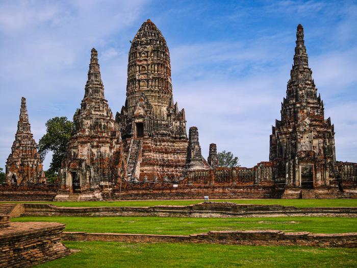 Historické mesto Ayutthaya a tehlové stavby v zelenom parku. Thajsko.