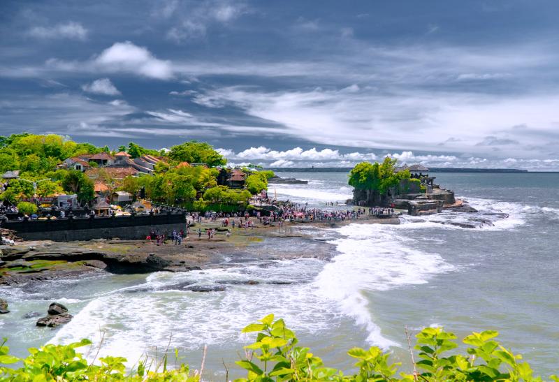 Návštevníci na skalnom ostrove pri chráme Tanah Lot.