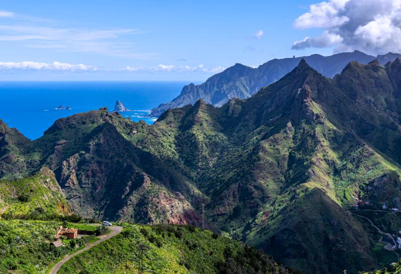 Zelené kopce a členité pobrežie s útesmi na ostrove Tenerife.