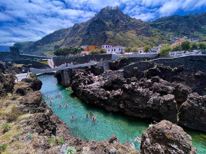 Lávové kúpalisko v mestečku Porto Moniz