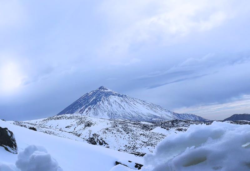 Zasnežený Teide na ostrove Tenerife. Španielsko.