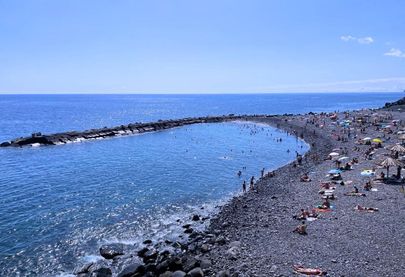 Verejná kamenistá pláž. Madeira.