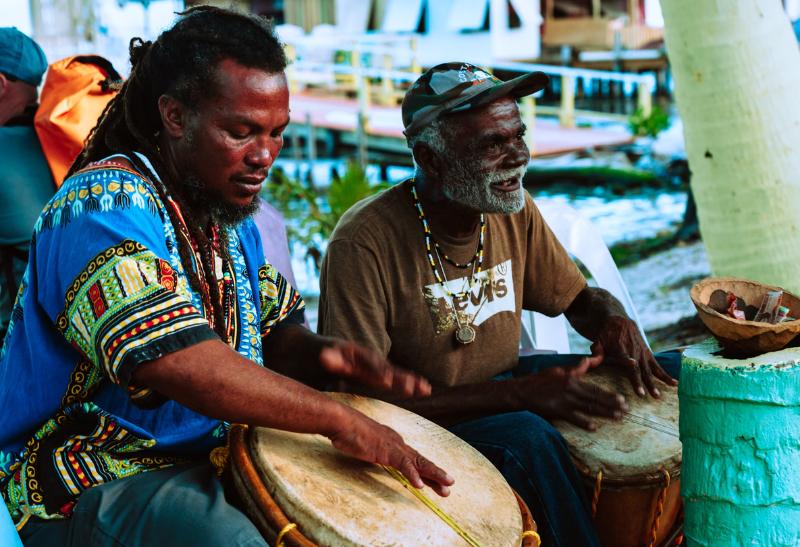 Uvoľnená atmosféra - hrajúci muži na hudobných nástrojoch. Belize