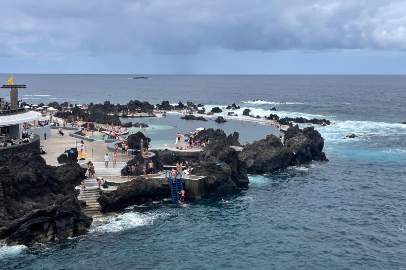 Lávové kúpalisko v mestečku Porto Moniz.