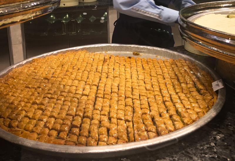 Baklava na predaj v cukrárni.