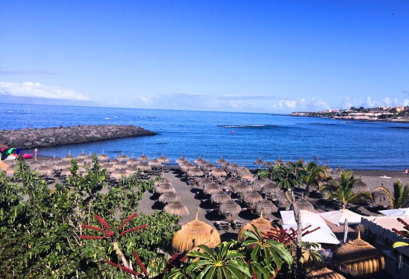 Tmavší piesok na Playa de las Americas. Tenerife