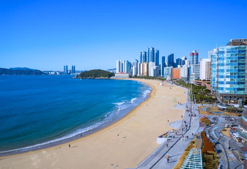 Pláž, promenáda a moderné centrum mesta Busan.