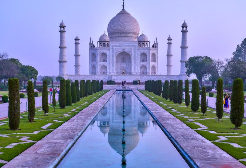 Biely Tádž Mahal s okrasnou záhradou a bazénom. India.