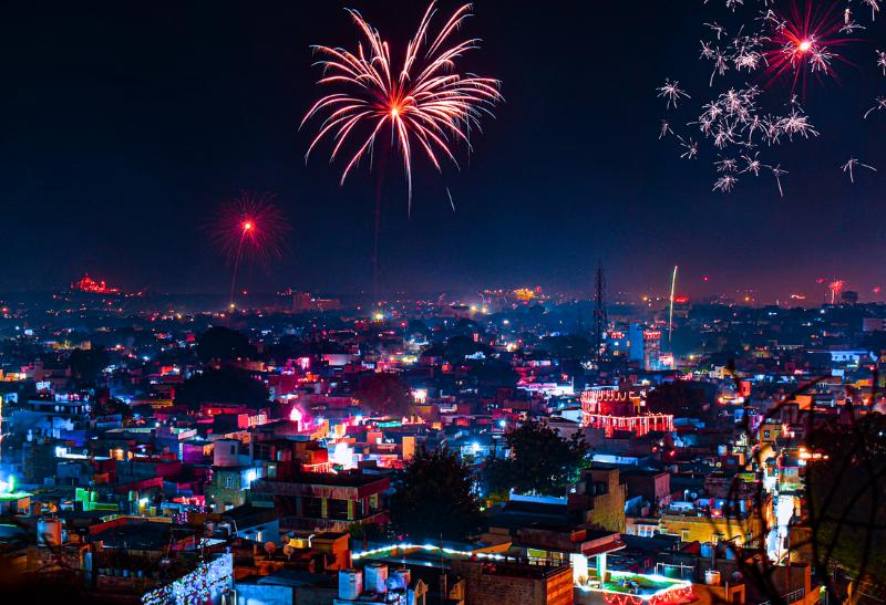 Vysvietené mesto a ohňostroj. India