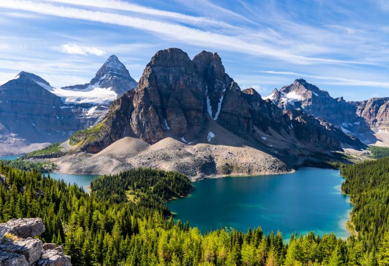 Vysoké skalné hory, vrch Assiniboine, jazero.