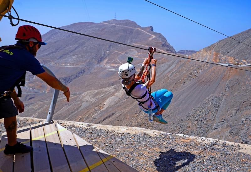 Pohorie Hajar v Ras Al Khaimah a a žena na zipline