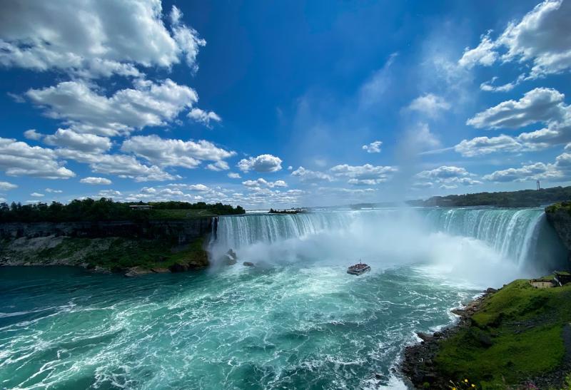 Niagarské  vodopády a loď.