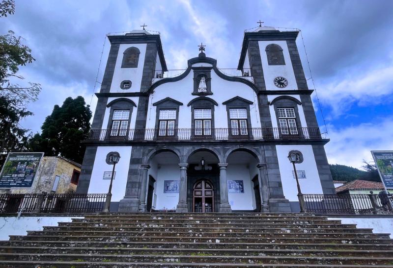 Kostol Nossa Senhora de Monte so schodiskom. Madeira.