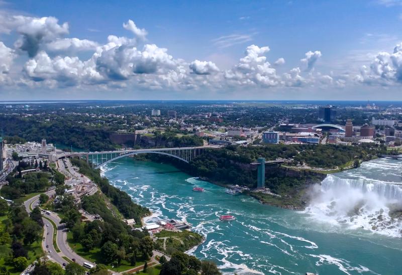 Niagarské vodopády, lode a moderné budovy.