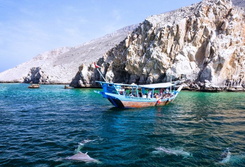 Polostrov Musandam a drevená loď s turistami.