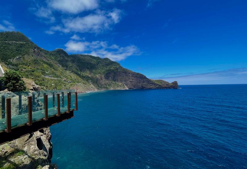 Vyhliadka nad oceánom na skalný masív. Madeira.