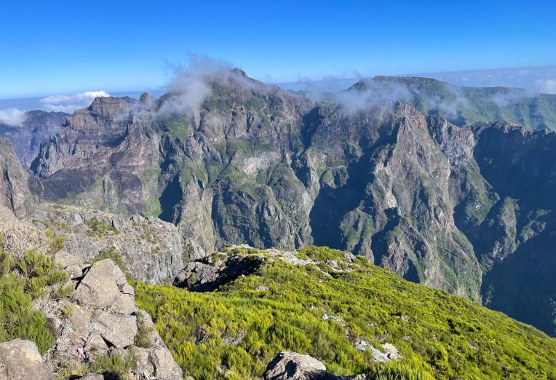 Pohľady na najvyššie vrchy ostrova. Madeira.