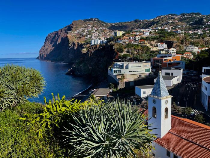 Pohľad na útesy, oceán a domy. Madeira.