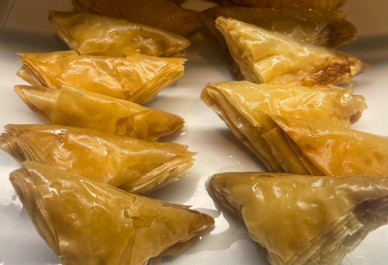 Baklava  - sladké dezerty na tanieri.