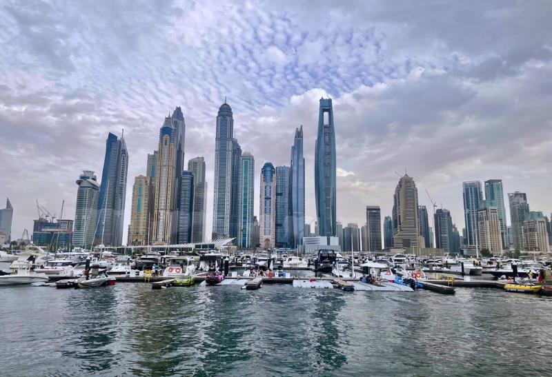 Dubai Marina - prístav, lode a mrakodrapy. SAE.