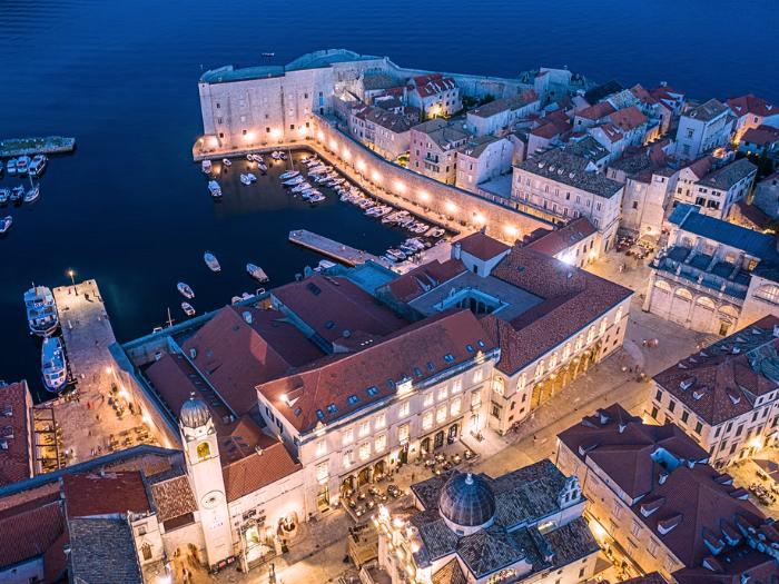 Pohľad na vysvietený Dubrovník. Chorvátsko.