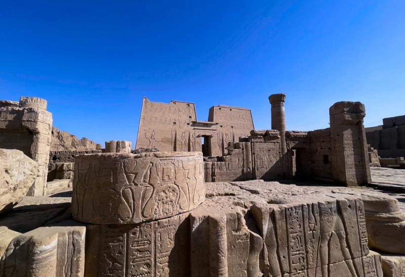 Staroveký chrám v Edfu a s textami. Egypt.